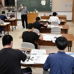 山の学校の生徒と一緒に授業を受けるひきこもり当事者の男性（手前左）＝宍粟市山崎町五十波