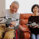 「いろんな上空写真を２人で撮りに行きたい」と話す大上博敏さんと妻の貴子さん＝たつの市揖保川町