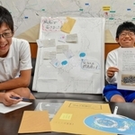 群馬から来た手紙に返信する山崎西小の上杉健太君（右）と伊野欧介君＝山崎西小学校
