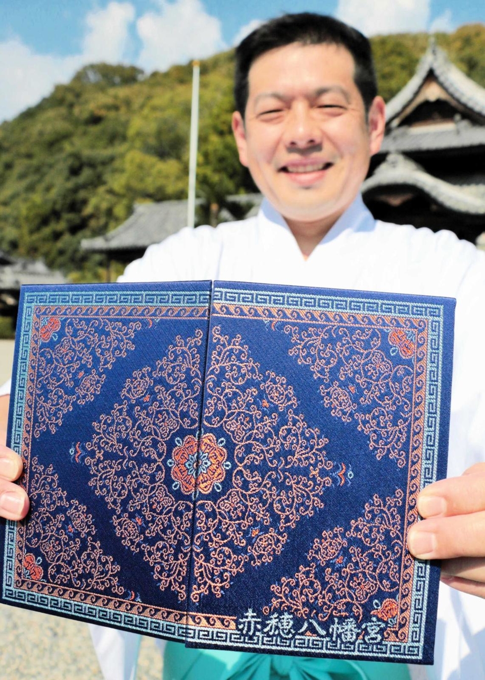 華やか! 赤穂緞通の御朱印帳 赤穂八幡宮が発売 明治期の文様を忠実に