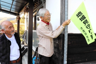 安否確認の旗を掲げる住民＝佐用町才金
