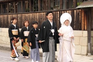 地域の住民へあいさつを終え、大避神社に向かう新郎新婦＝赤穂市坂越