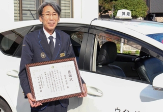 感謝状を手に当時の心境を語る東野正宗さん＝福崎署