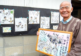 自宅前のミニギャラリーで、阪神日本一の瞬間を描いた作品を手にする角本勝さん＝相生市那波野１