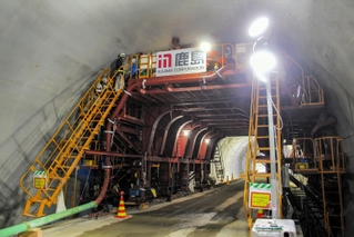 移動式の型枠でアーチ状にコンクリートを送り込む作業が公開された現場＝相生市と赤穂市の市境付近