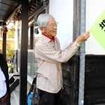 安否確認の旗を掲げる住民＝佐用町才金