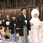 地域の住民へあいさつを終え、大避神社に向かう新郎新婦＝赤穂市坂越