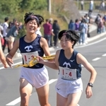 女子・龍野の３区松沼杏奈選手（左）からたすきを受け取る４区岡田優月選手＝丹波篠山市内（撮影・風斗雅博）