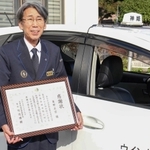 感謝状を手に当時の心境を語る東野正宗さん＝福崎署