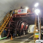 移動式の型枠でアーチ状にコンクリートを送り込む作業が公開された現場＝相生市と赤穂市の市境付近