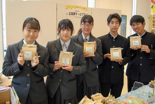 新商品を開発した相生産業高校「ティピアス」の部員ら＝相生市相生