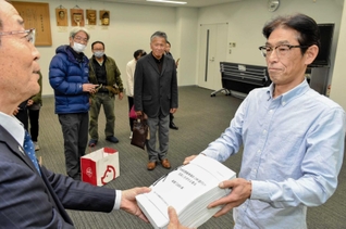 宍粟総合病院の新築移転計画の見直しを求める署名を福元晶三市長（左）に手渡す中島秀志さん＝宍粟市役所