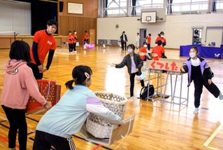 同じ靴下をそろえて玉入れの球にした＝神崎高校