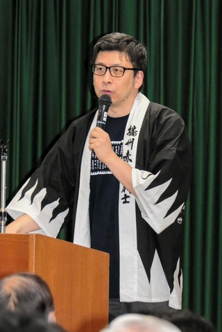 忠臣蔵グッズを身に付けて講演した時代劇研究家の春日太一さん＝赤穂市加里屋中洲３