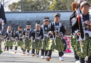 義士にふんしてパレードする子どもたち＝赤穂市内（撮影・辰巳直之）