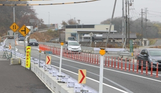 山陽道の通行止めが解除され、自動車の通行量が落ち着いた国道２号の西行き車線（左）＝１５日午後、相生市若狭野町若狭野（撮影・辰巳直之）