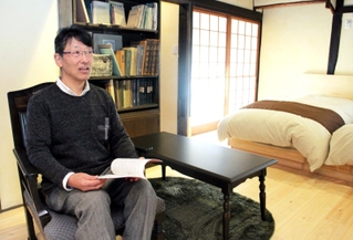 「非日常を楽しめる空間にしたい」と話す山田威史オーナー＝福崎町山崎