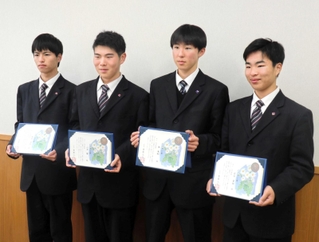 のじぎく賞を受けた（右から）前田貴翔さん、粂憲剛さん、山本響さん、秋田莉玖さん＝龍野北高校