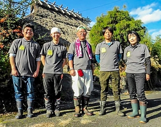 「手づくり郷土賞」の一般部門に選ばれたＮＰＯ法人奥播磨夢俱楽部のメンバー（奥播磨夢倶楽部提供）