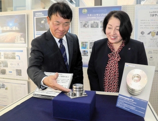 小惑星から持ち帰った試料を運搬するための真空容器を寄贈した佐藤精機の佐藤慎介社長と哲子常務＝たつの市役所