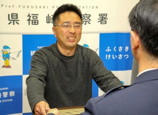 感謝状を受け取る東森直樹さん＝福崎署