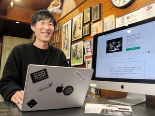 自宅で「薬師山写真館」も営む上吉川祐一さん＝たつの市揖西町長尾