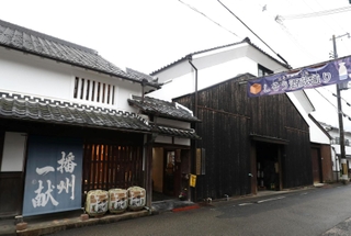 １８３７年に創業した山陽盃酒造。火災に見舞われながらも酒造りを続ける＝宍粟市山崎町山崎（撮影・辰巳直之）