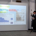 中国経済産業局長賞の表彰式でプレゼンする相生産業高校の生徒たち＝同校
