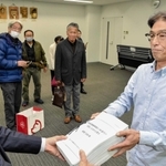 宍粟総合病院の新築移転計画の見直しを求める署名を福元晶三市長（左）に手渡す中島秀志さん＝宍粟市役所