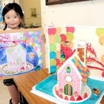 「お菓子の家」をテーマにしたコンテストで審査員特別賞に輝いた北原実織さん。デザインが本物のお菓子で再現された＝赤穂市城西町