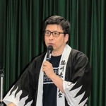 忠臣蔵グッズを身に付けて講演した時代劇研究家の春日太一さん＝赤穂市加里屋中洲３