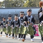 義士にふんしてパレードする子どもたち＝赤穂市内（撮影・辰巳直之）