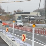山陽道の通行止めが解除され、自動車の通行量が落ち着いた国道２号の西行き車線（左）＝１５日午後、相生市若狭野町若狭野（撮影・辰巳直之）