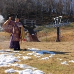 リフト前を清める日吉神社の西藤真澄宮司＝神河町上小田