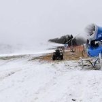新型の人工降雪機でゲレンデの造雪作業が急ピッチで進む「ちくさ高原スキー場」＝宍粟市千種町西河内