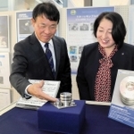 小惑星から持ち帰った試料を運搬するための真空容器を寄贈した佐藤精機の佐藤慎介社長と哲子常務＝たつの市役所