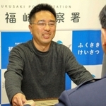 感謝状を受け取る東森直樹さん＝福崎署