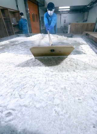 昔ながらの製法で、にがりの残った塩に仕上げる「平釜」＝赤穂市坂越、赤穂化成（撮影・辰巳直之）