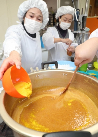 地元特産のユズを使ったみそを作る「食と農を守るかあちゃんず」の女性たち＝相生市矢野町小河（撮影・辰巳直之）