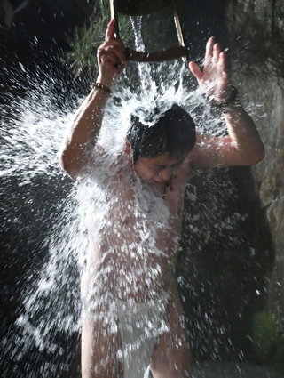 激しく水しぶきを飛び散らせた寒水行＝市川町沢、延寿寺