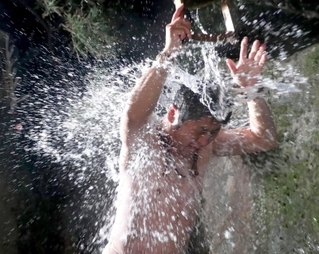 激しく水しぶきを飛び散らせた寒水行＝市川町沢、延寿寺