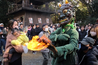境内でたいまつを持って歩く青鬼＝福崎町東田原