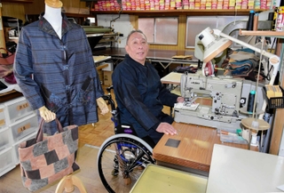 着物のリフォームなどを手がけ、昨年で引退した福井工芸の福井正行さん＝宍粟市山崎町段