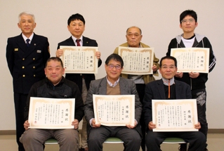 連携して火災現場から高齢男性を救助したとして、消防署長感謝状を受けた神河町越知の住民ら＝中播消防署