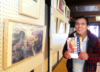 「絵本朝鮮通信使」の原画展を企画した柏山泰訓さん＝室津海駅館
