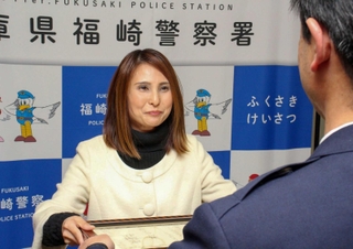 竹迫博樹署長から感謝状を受け取る滝川妙子さん＝福崎署