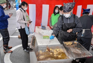 発酵食品やジビエ肉を生かした商品を販売する伊和高校の生徒たち＝道の駅みなみ波賀