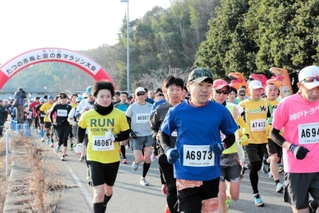 約３千人が駆け抜けた「たつの市梅と潮の香マラソン大会」＝たつの市御津町黒崎