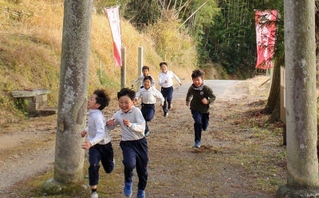 本番に向け練習に励む地元の子どもたち＝福崎町西田原