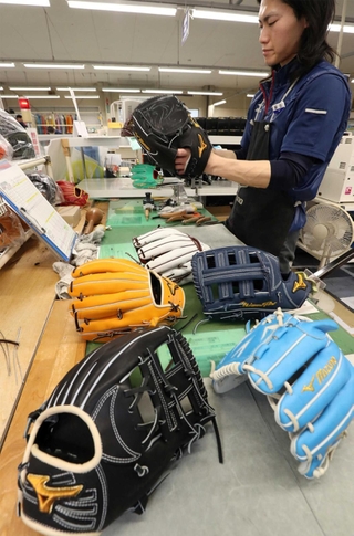 プロ野球のキャンプインや、野球部員らの新シーズンを前に仕上げられたグラブ＝宍粟市波賀町安賀、ミズノテクニクス波賀工場（撮影・辰巳直之）